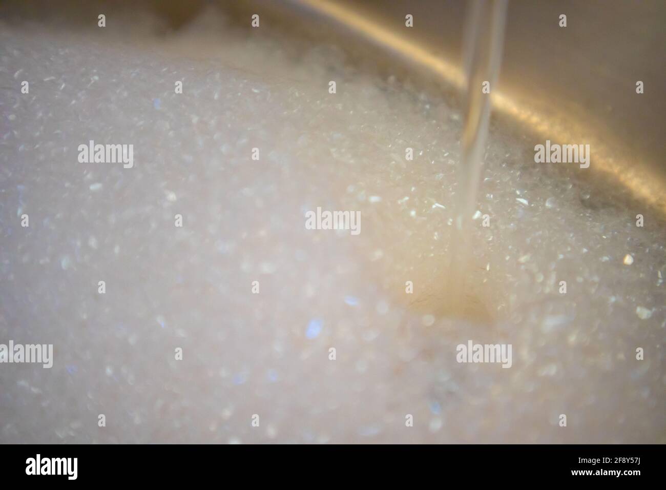 Cape Town, Afrique du Sud - 06-04-2021 robinet de cuisine remplissant l'évier avec de l'eau savonneuse et de la texture mousseuse. Bulles étincelantes et éclatants. Banque D'Images