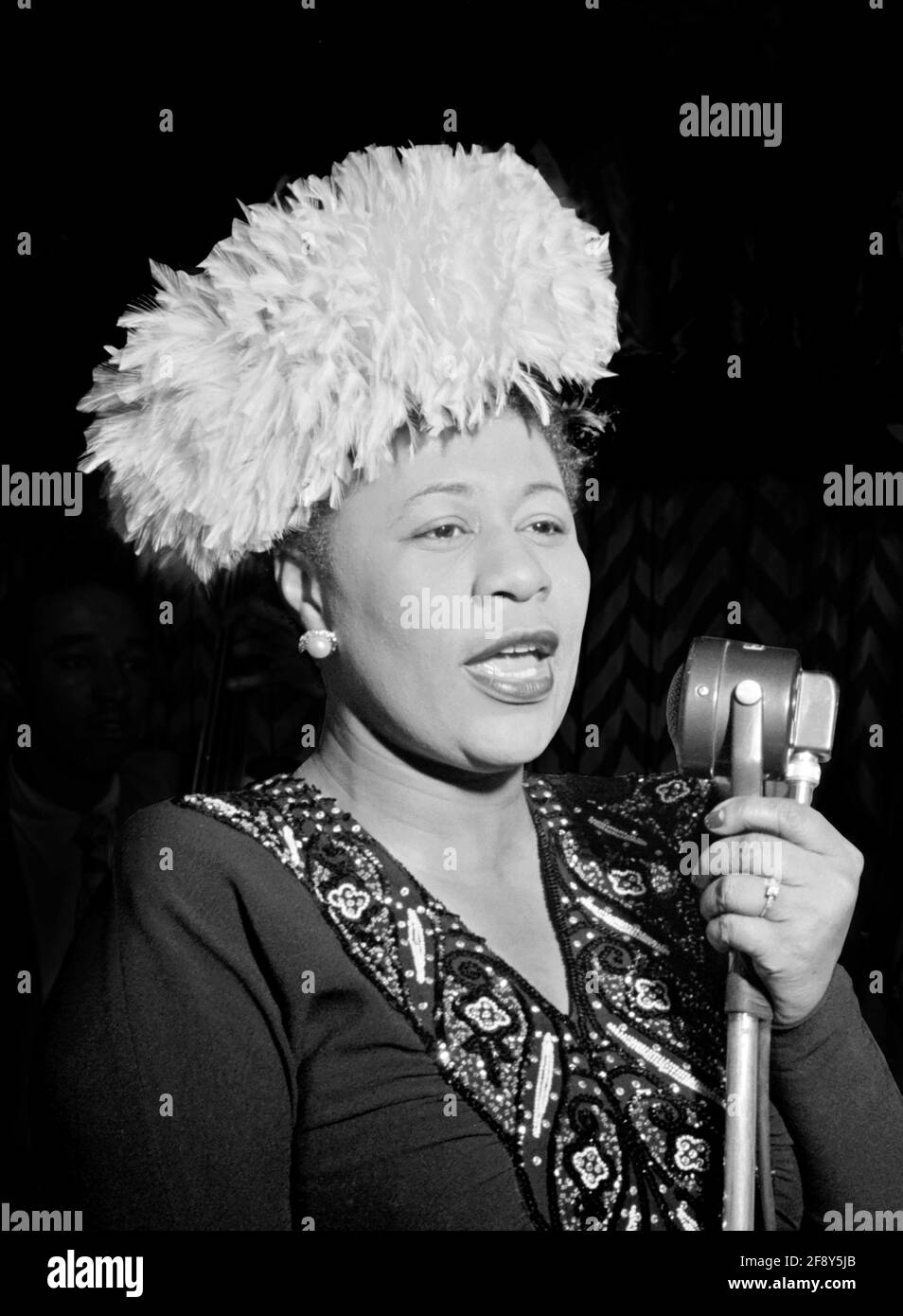 Ella Fitzgerald. Portrait de la chanteuse américaine de jazz Ella Jane Fitzgerald (1917-1996) au Downbeat, New York, en 1947. Photo de William P Gottlieb. Banque D'Images