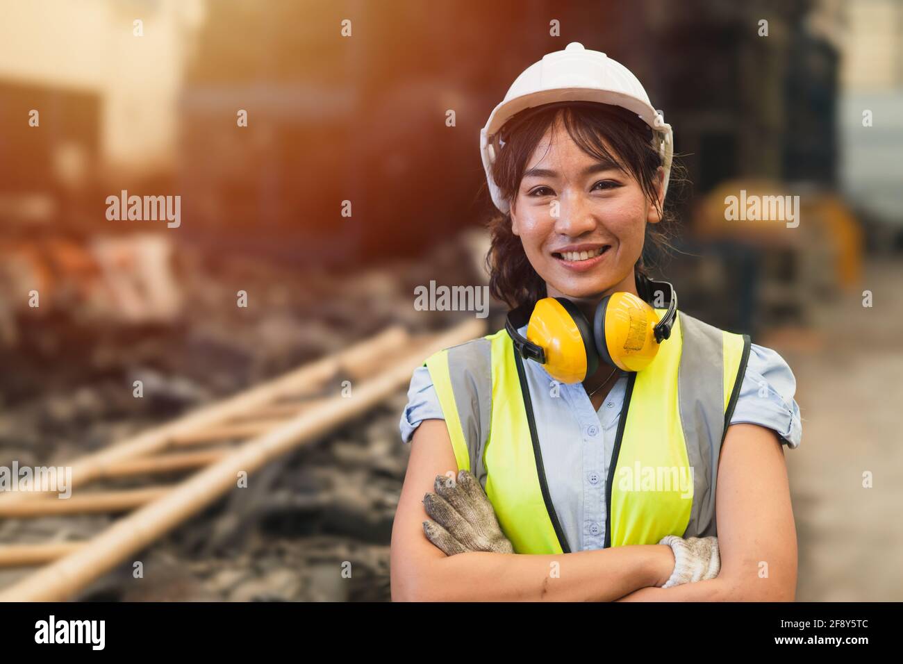 Les femmes heureuses ingénieuses femme asiatique travaillent dans un portrait d'usine sourire debout pliage des bras confiance look Banque D'Images