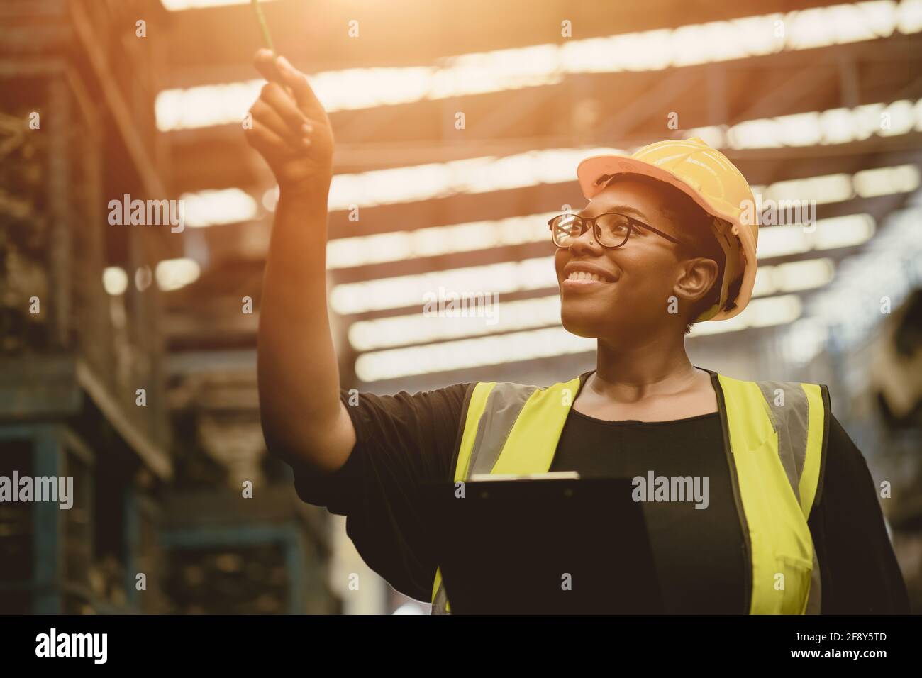 Les femmes professionnelles noires africaines travaillent heureux de compter vérifier l'inventaire contrôle du stock de production dans l'entrepôt industriel de l'usine d'affaires waring Banque D'Images