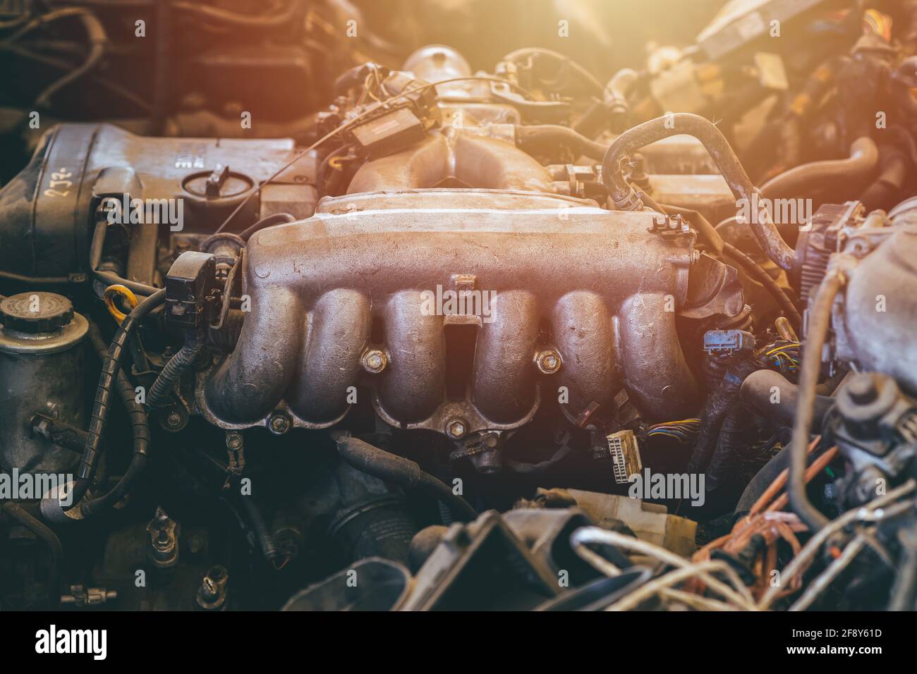 la pièce de rechange du moteur de l'ancienne voiture utilisait un collecteur d'échappement de fermeture ou barres de coupe machine de véhicule en acier graisse sale grunge avec de l'huile dans garage à vendre Banque D'Images