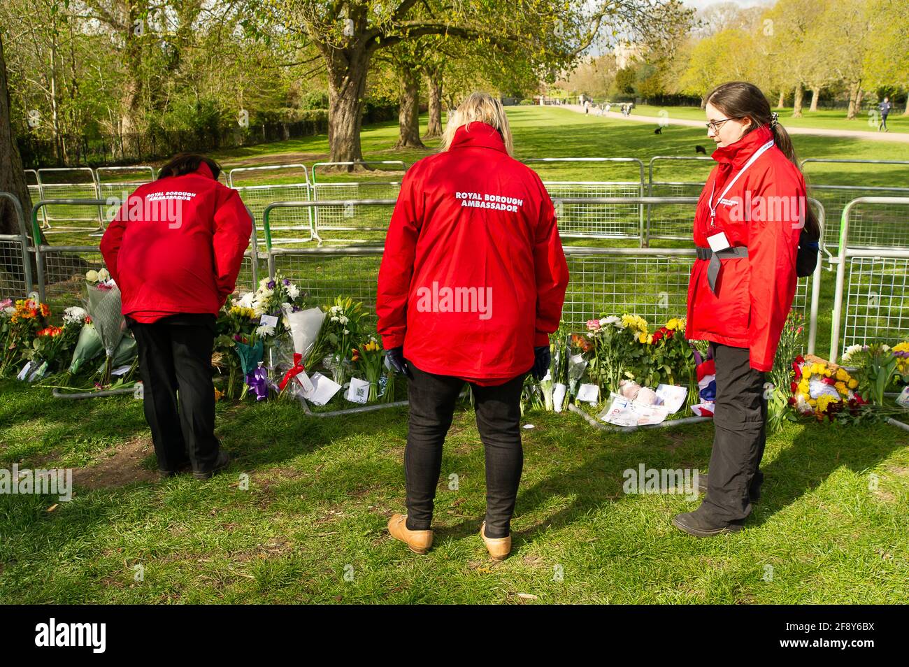 Windsor, Berkshire, Royaume-Uni. 15 avril 2021. Après la triste mort du prince Philip, le duc d'Édimbourg, la ville de Windsor se prépare à ses funérailles. Les hommages floraux continuent d'être laissés tous les jours sur la longue promenade de Windsor. Les funérailles seront un événement privé qui aura lieu samedi à la chapelle Saint-Georges et on a demandé aux gens de ne pas venir à Windsor. Il y a déjà un niveau élevé de services de police à Windsor avant les funérailles de samedi. Crédit : Maureen McLean/Alay Live News Banque D'Images