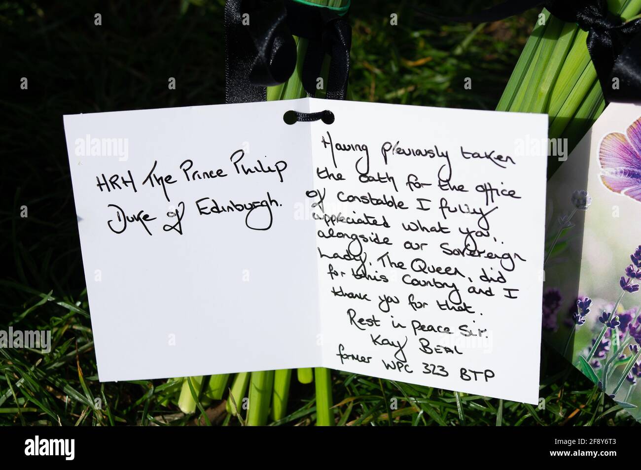 Windsor, Berkshire, Royaume-Uni. 15 avril 2021. Après la triste mort du prince Philip, le duc d'Édimbourg, la ville de Windsor se prépare à ses funérailles. Les hommages floraux continuent d'être laissés tous les jours sur la longue promenade de Windsor. Les funérailles seront un événement privé qui aura lieu samedi à la chapelle Saint-Georges et on a demandé aux gens de ne pas venir à Windsor. Il y a déjà un niveau élevé de services de police à Windsor avant les funérailles de samedi. Crédit : Maureen McLean/Alay Live News Banque D'Images