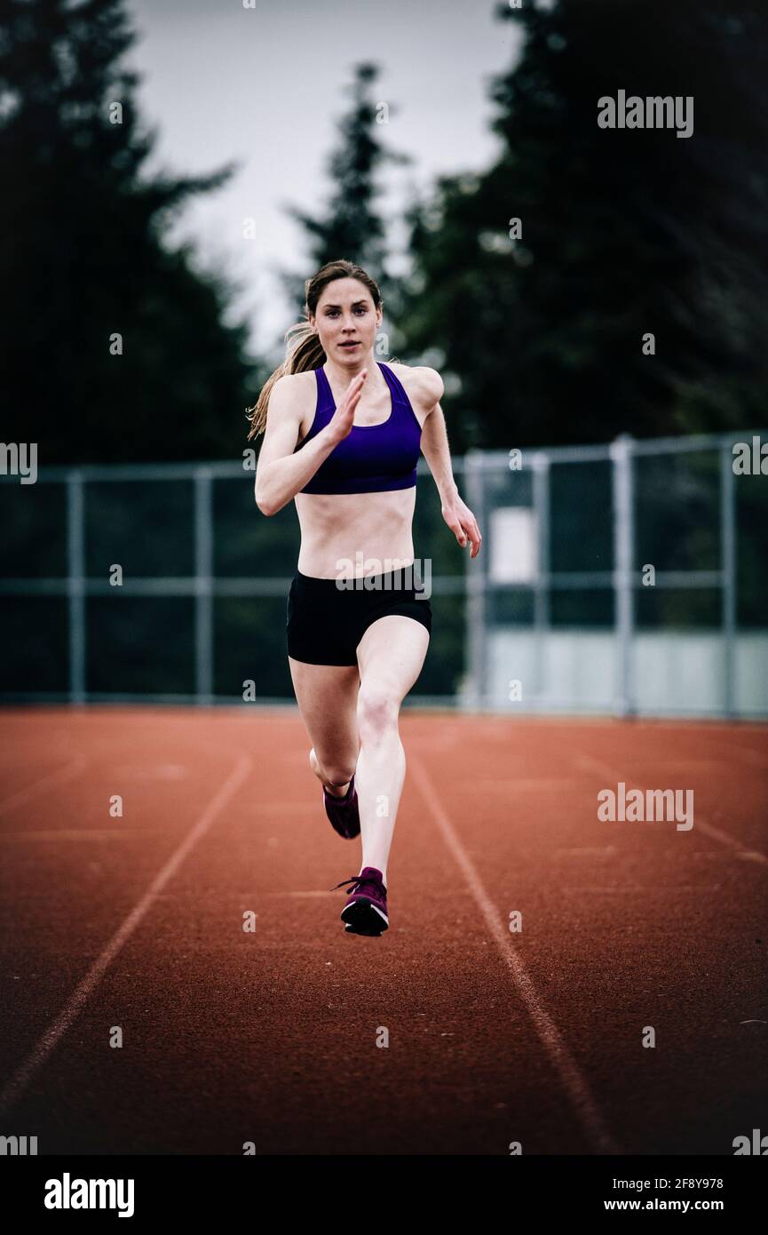 Jeune femme sur la piste Banque D'Images