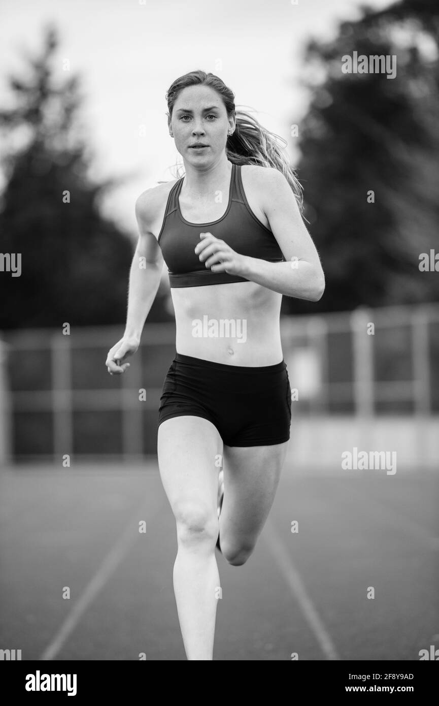 Jeune femme sur la piste Banque D'Images