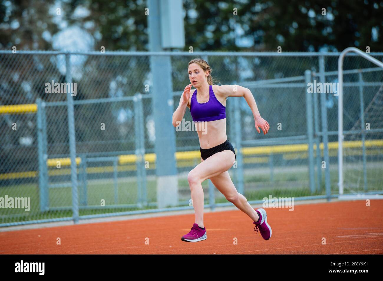 Jeune femme sur la piste Banque D'Images
