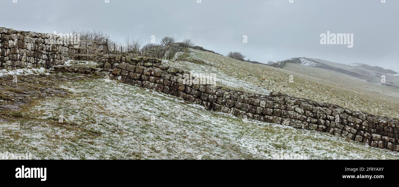 Paysage d'hiver à la carrière de Cawfields sur le mur d'Hadrien, mur romain, Northumberland, Engalnd, Royaume-Uni. Banque D'Images