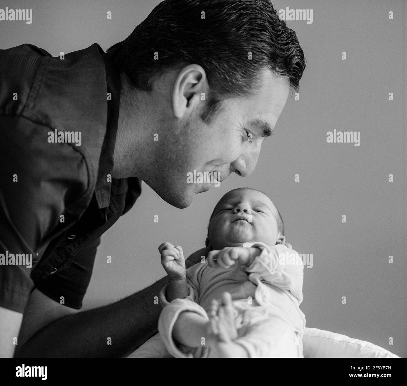 Portrait du père avec bébé nouveau-né Banque D'Images