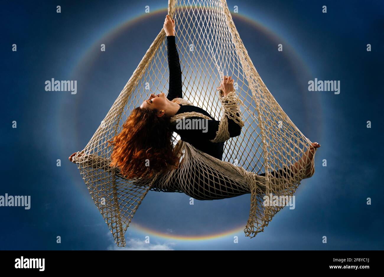 Femme dansant avec grâce comme aerialiste Banque D'Images