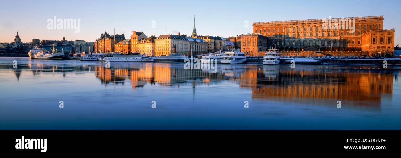 Paysage urbain au lever du soleil, Skeppsbron, Palais Royal, Stockholm, Suède Banque D'Images