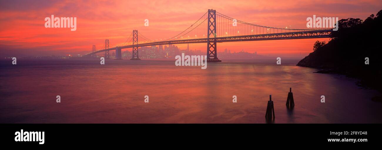 Vue panoramique sur le pont de la baie d'Oakland au coucher du soleil, Oakland, Californie, États-Unis Banque D'Images
