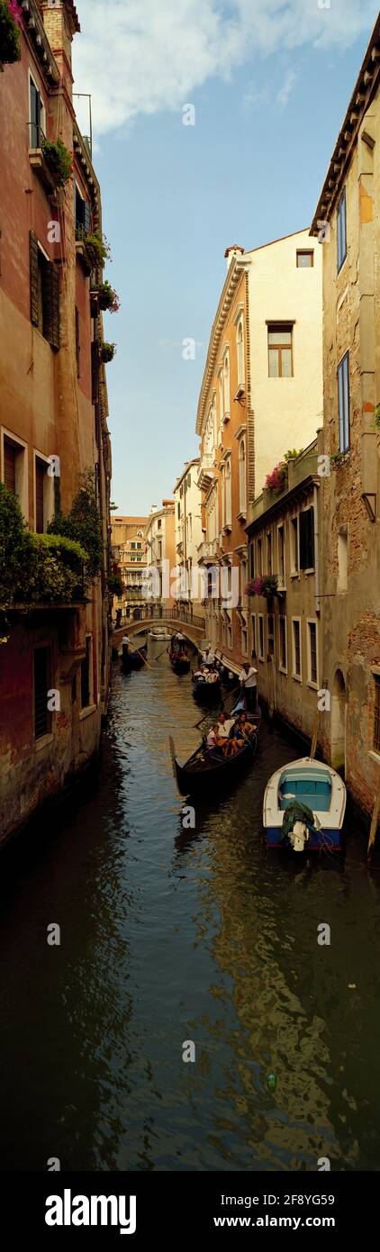 Gondoles avec touristes dans le canal, Venise, Vénétie, Italie Banque D'Images