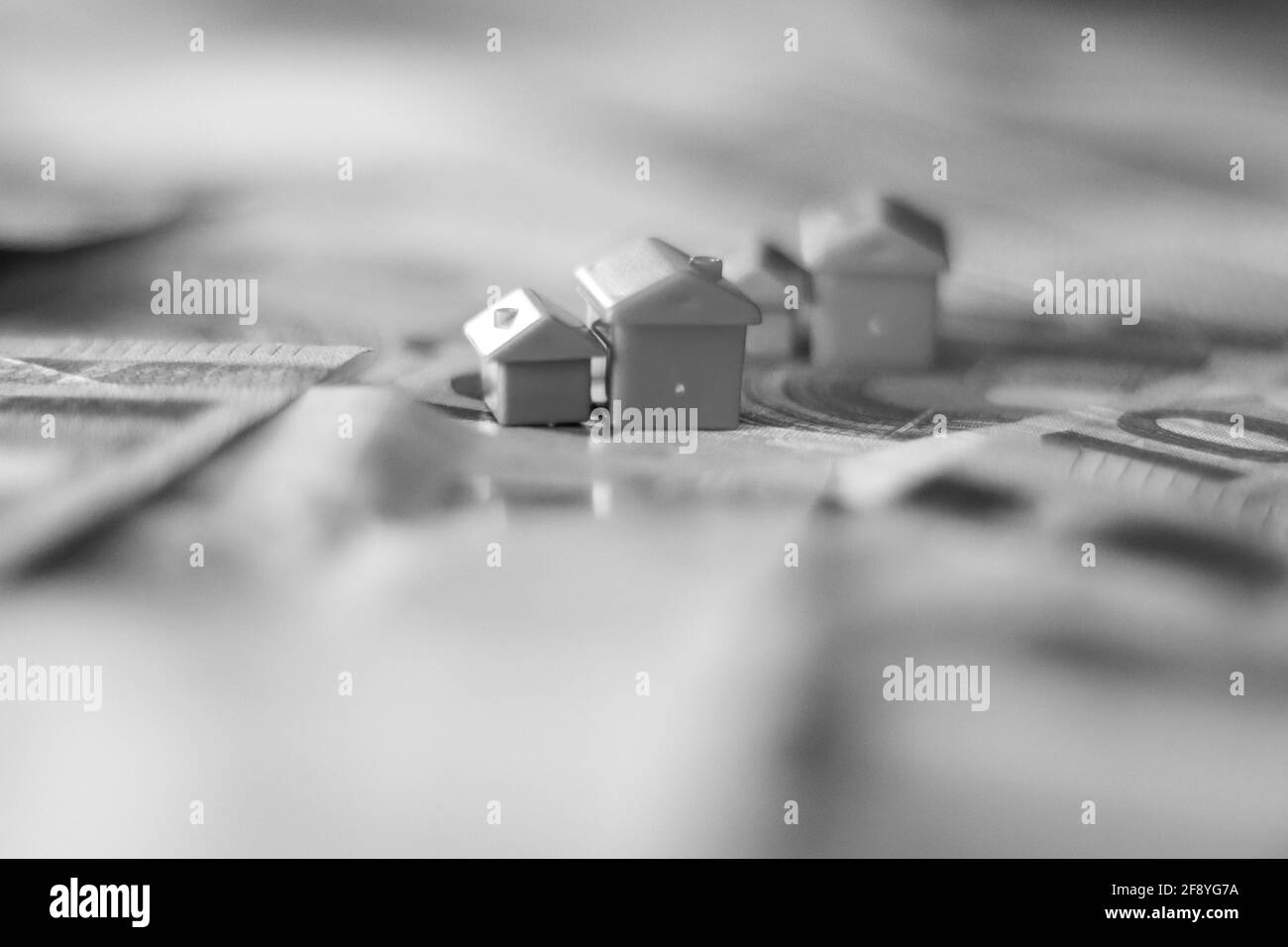 Tableau recouvert de billets en euros avec des maisons en haut. Concept d'investissement immobilier Banque D'Images