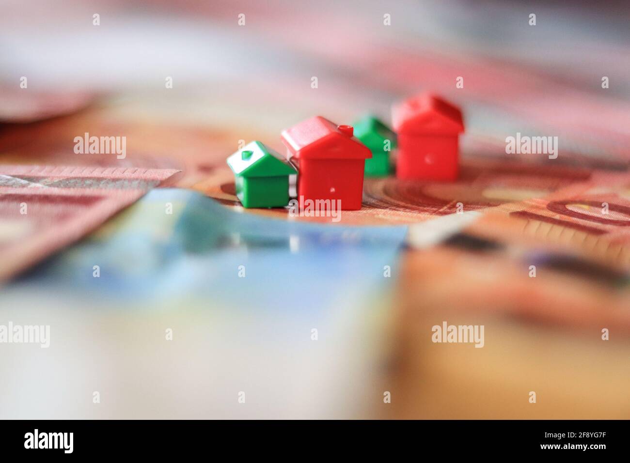 Tableau recouvert de billets en euros avec des maisons en haut. Concept d'investissement immobilier Banque D'Images