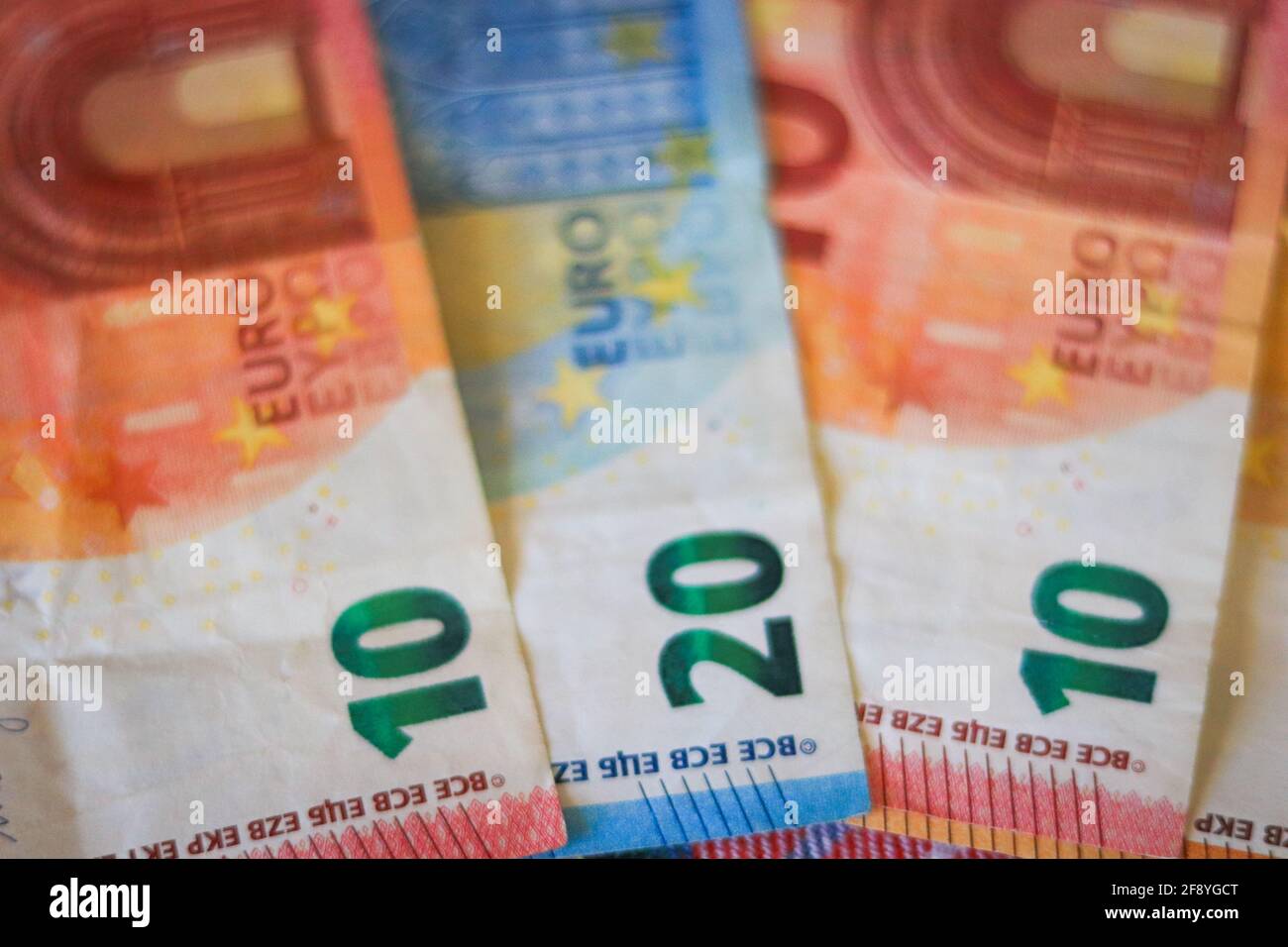 Billets en euros. Tableau couvert de billets. Banque D'Images