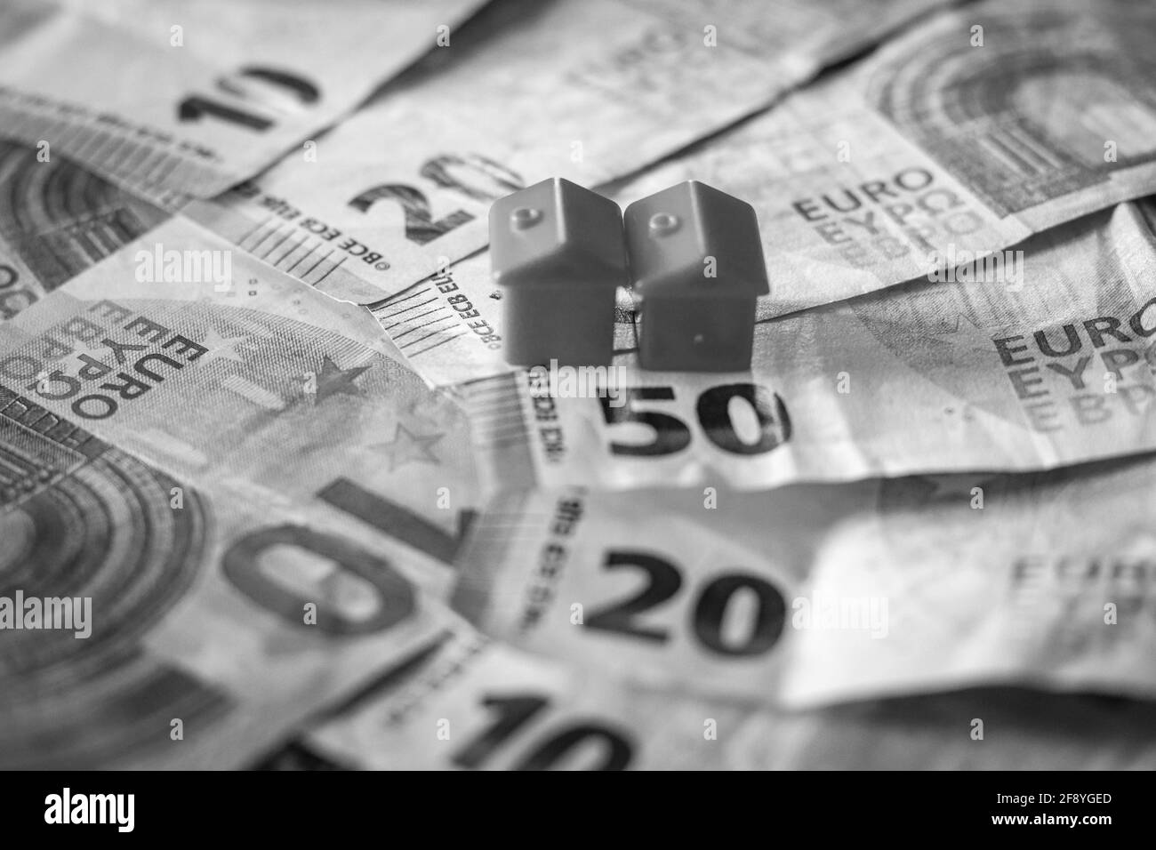 Tableau recouvert de billets en euros avec des maisons en haut. Concept d'investissement immobilier Banque D'Images