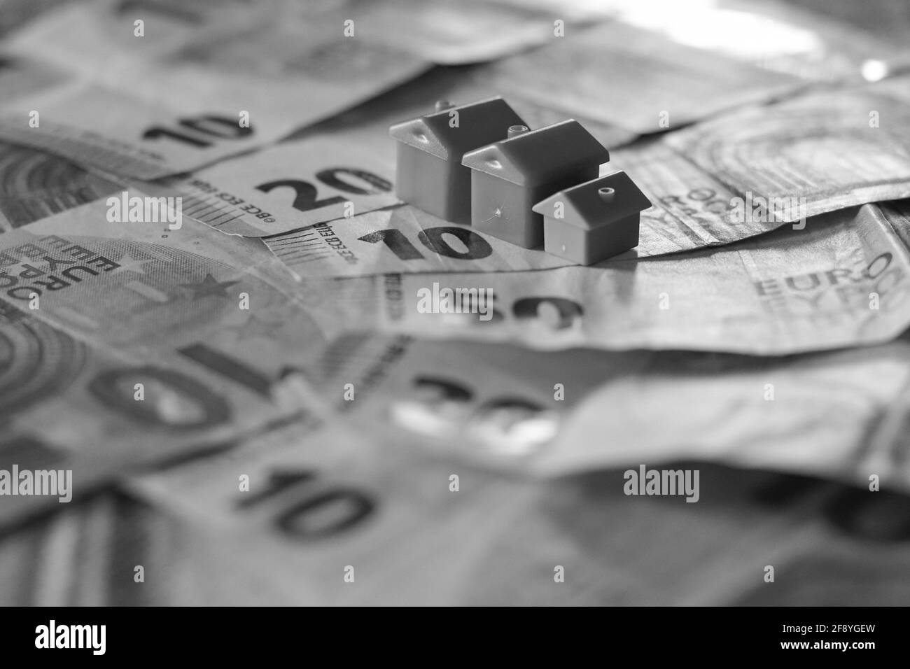 Tableau recouvert de billets en euros avec des maisons en haut. Concept d'investissement immobilier Banque D'Images