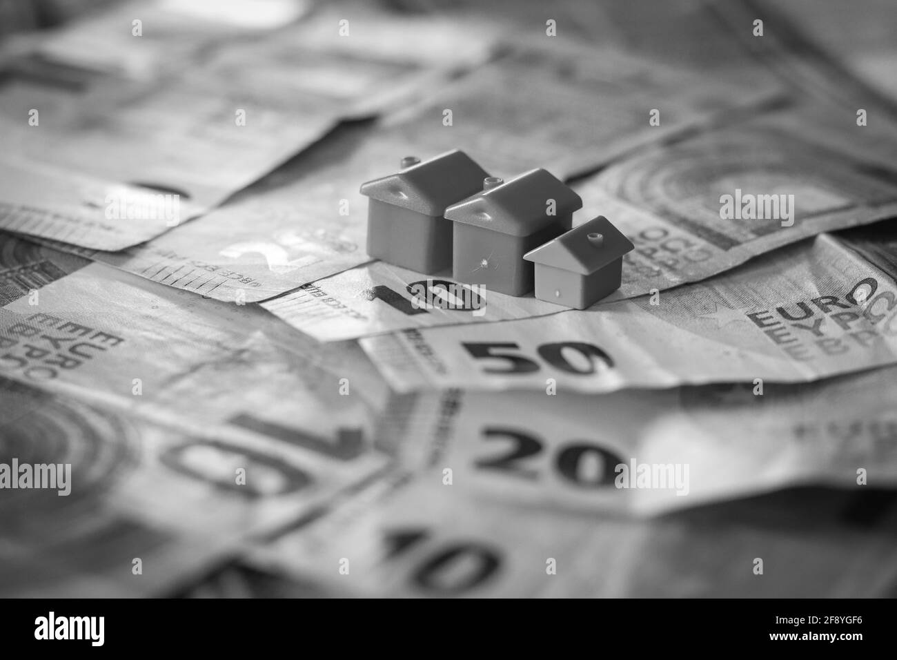 Tableau recouvert de billets en euros avec des maisons en haut. Concept d'investissement immobilier Banque D'Images