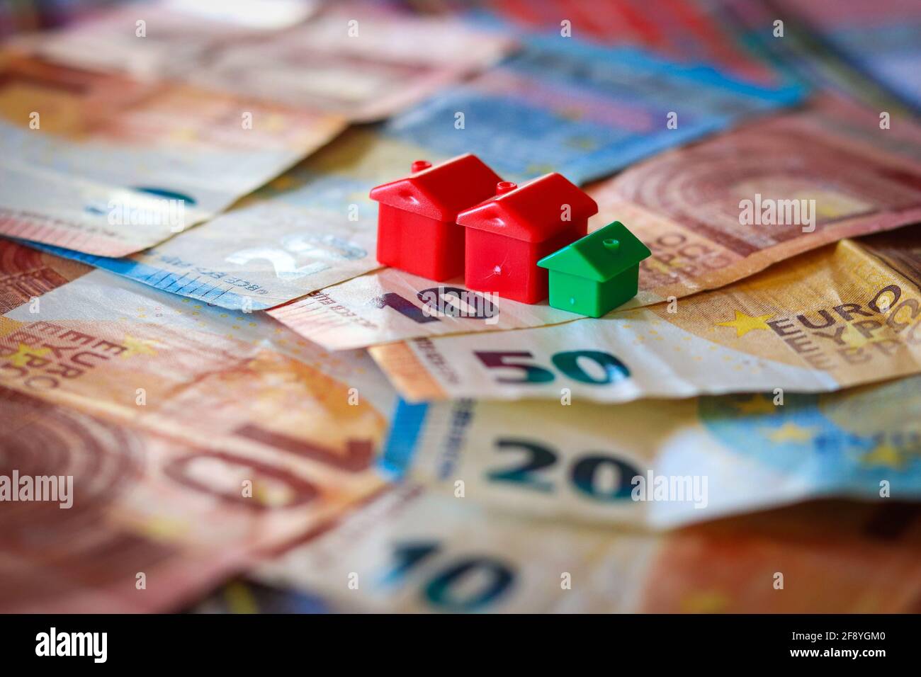 Tableau recouvert de billets en euros avec des maisons en haut. Concept d'investissement immobilier Banque D'Images
