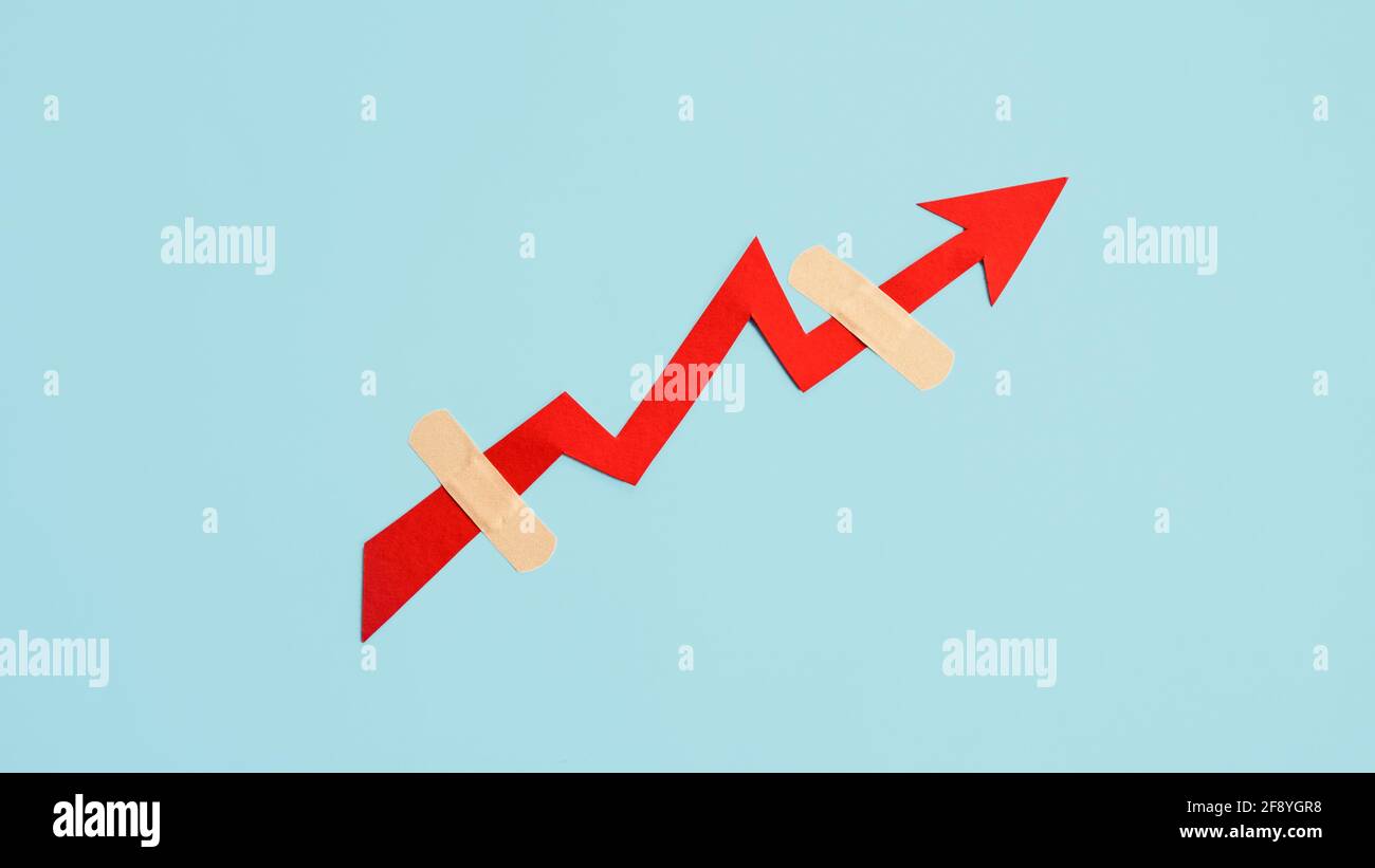 Reprise de l'économie mondiale, croissance économique des entreprises. Concept de retour et de reprise dans les secteurs financier, industriel et de marché. Papier flèche rouge avec Banque D'Images