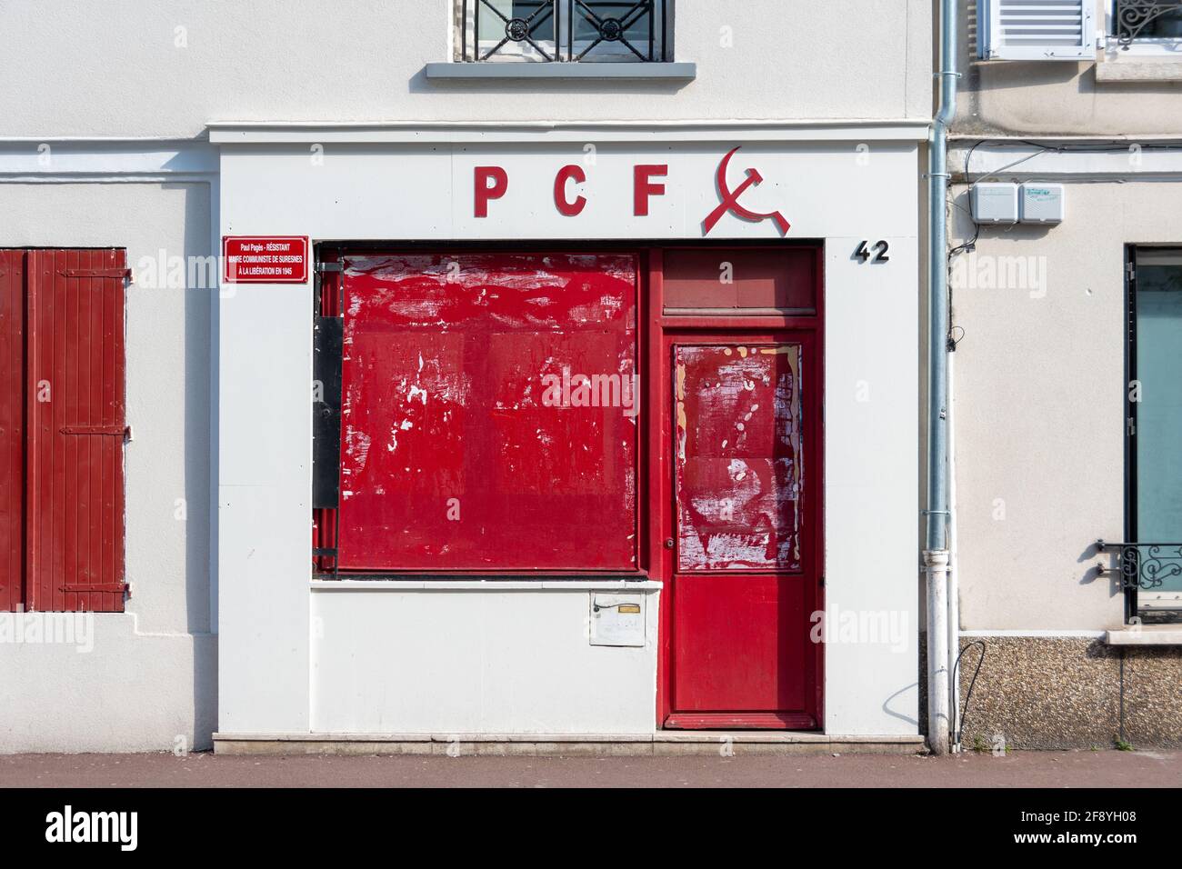 Vue extérieure du siège de la section du Parti communiste français (PCF) à Suresnes, hauts-de-Seine, France Banque D'Images
