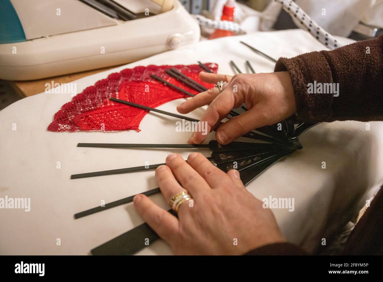 Gros plan d'une femme espagnole travaillant à la main atelier de conception de ventilateur Banque D'Images