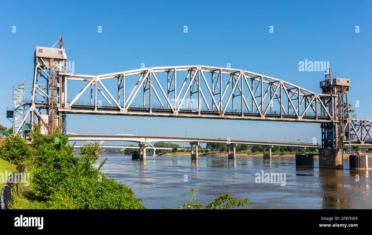 Pont de jonction sur la rivière Arkansas à Little Rock, Arkansas, États-Unis. Banque D'Images