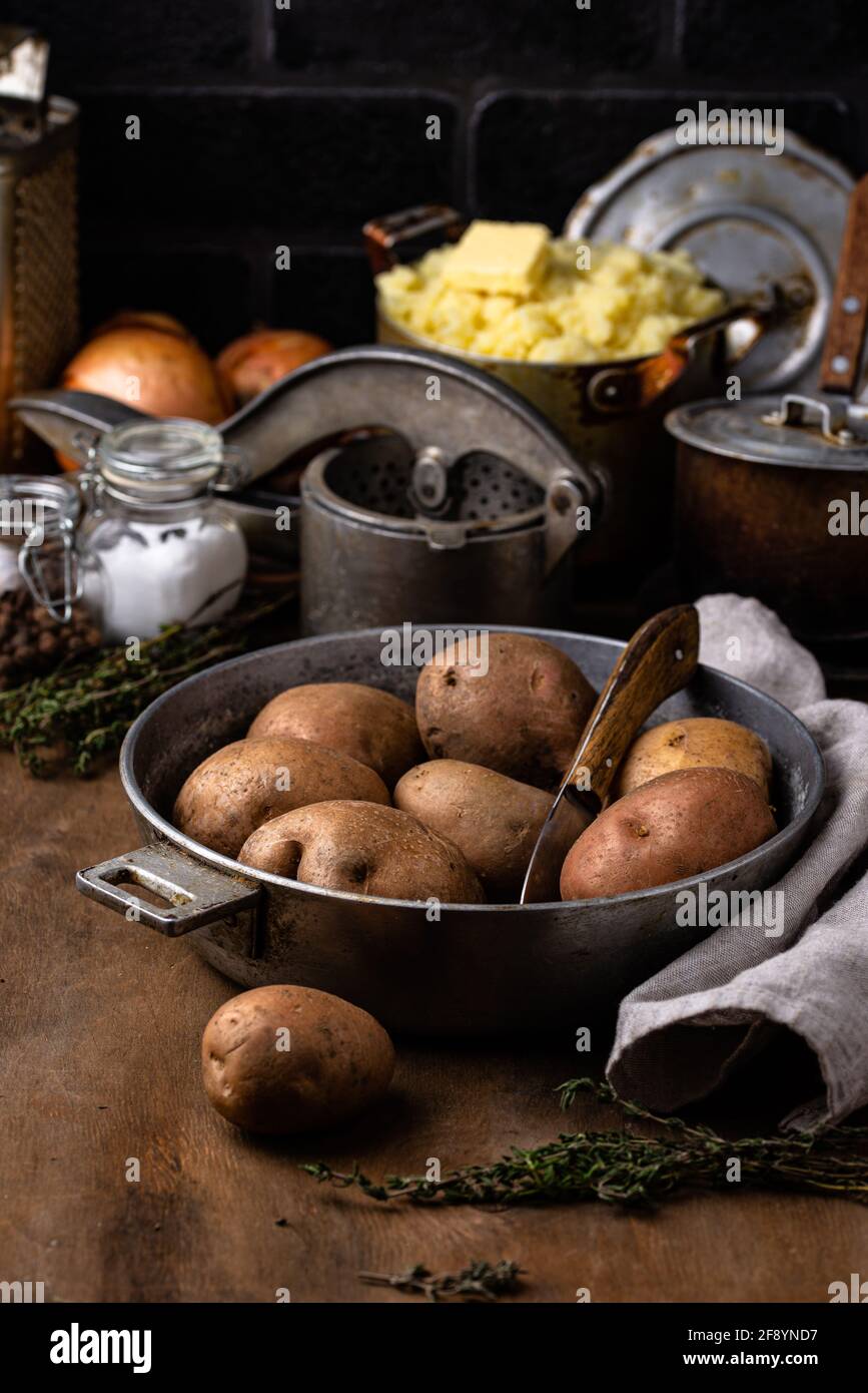 Pommes de terre crues non cuites dans une ancienne marmite vintage Banque D'Images