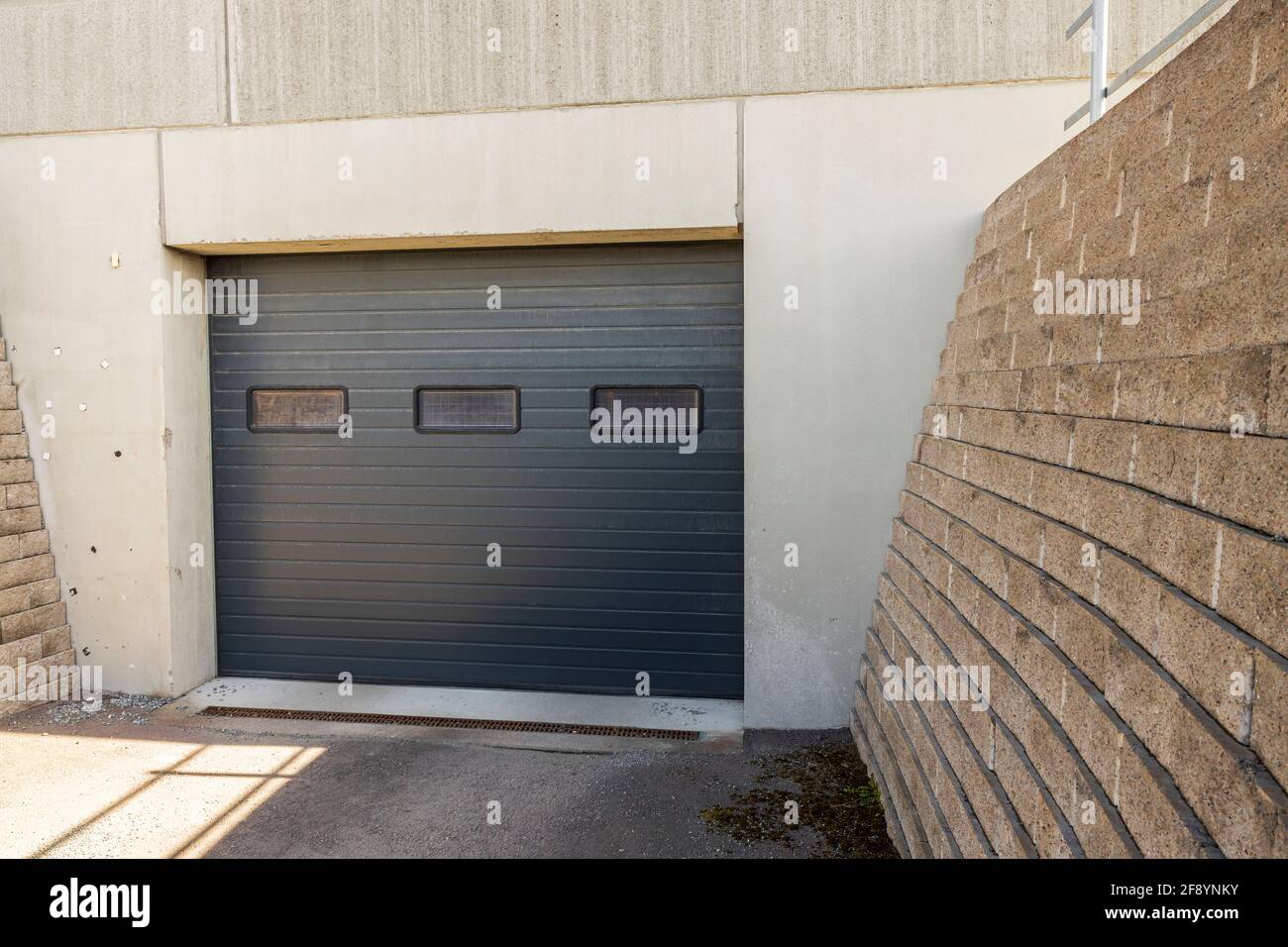 Vue rapprochée de la porte de garage à fermeture automatique. Concept de technologie moderne. Suède. Banque D'Images