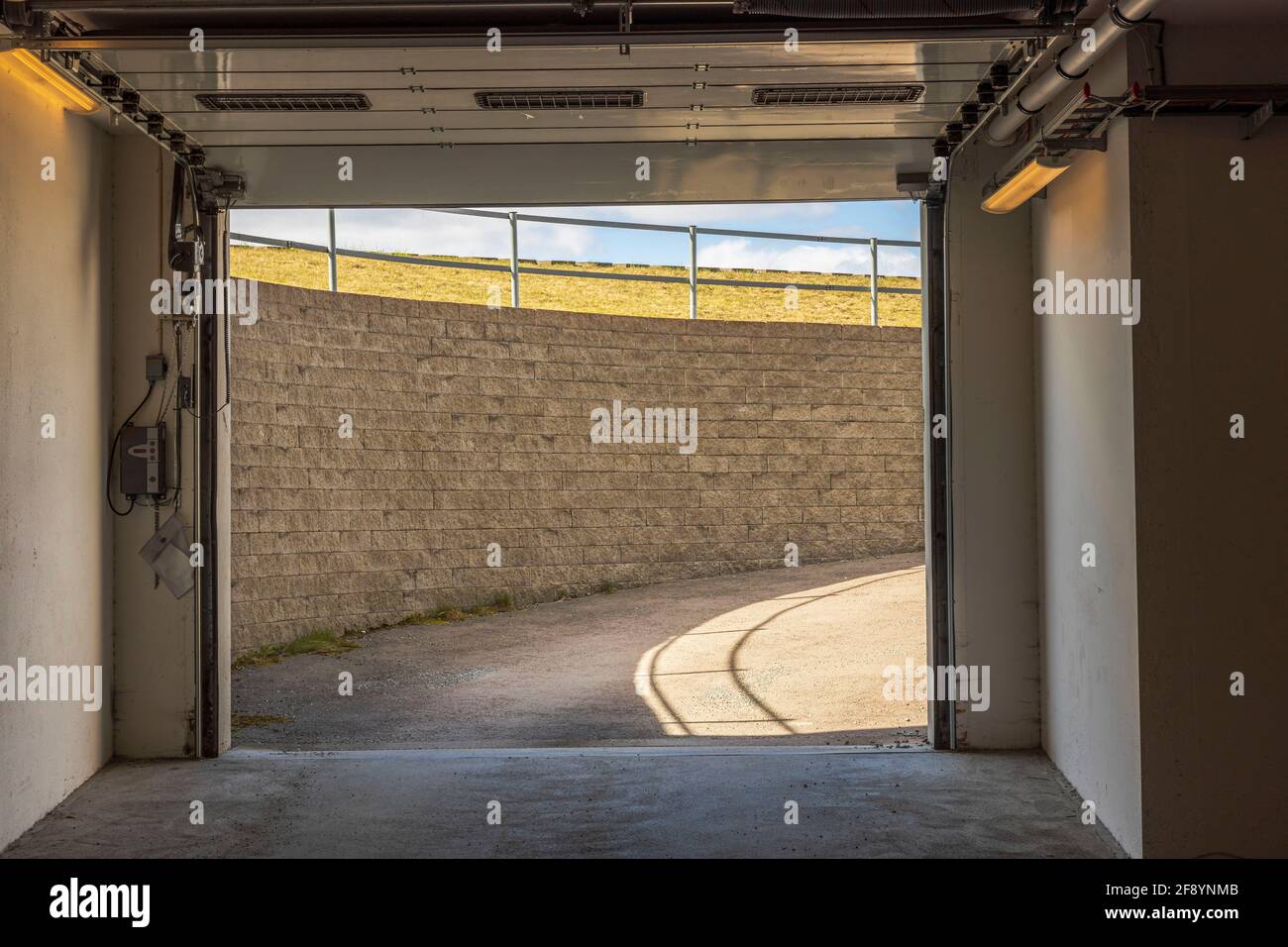 Vue rapprochée de la sortie du garage souterrain avec portes automatiques. Suède. Banque D'Images