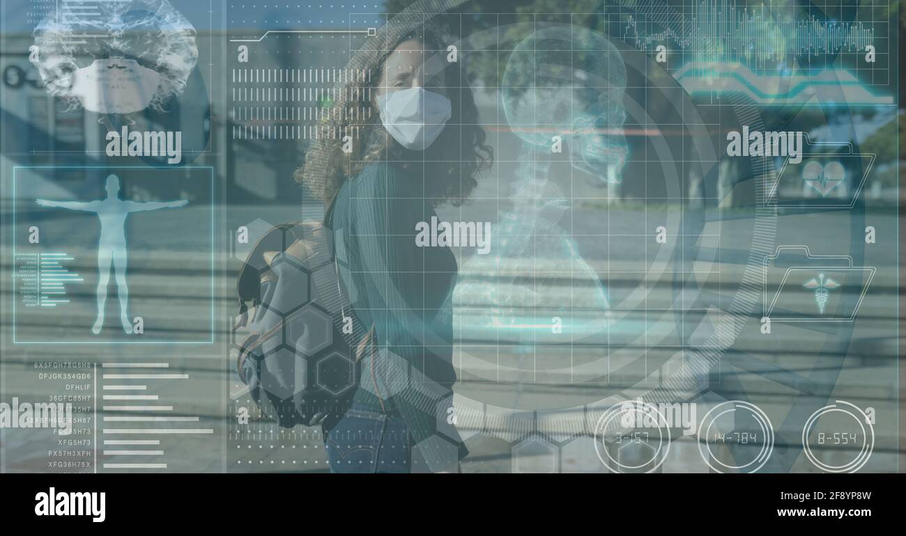 Analyse du corps sur une femme caucasienne dans une ville, coronavirus et concept de technologie médicale Banque D'Images