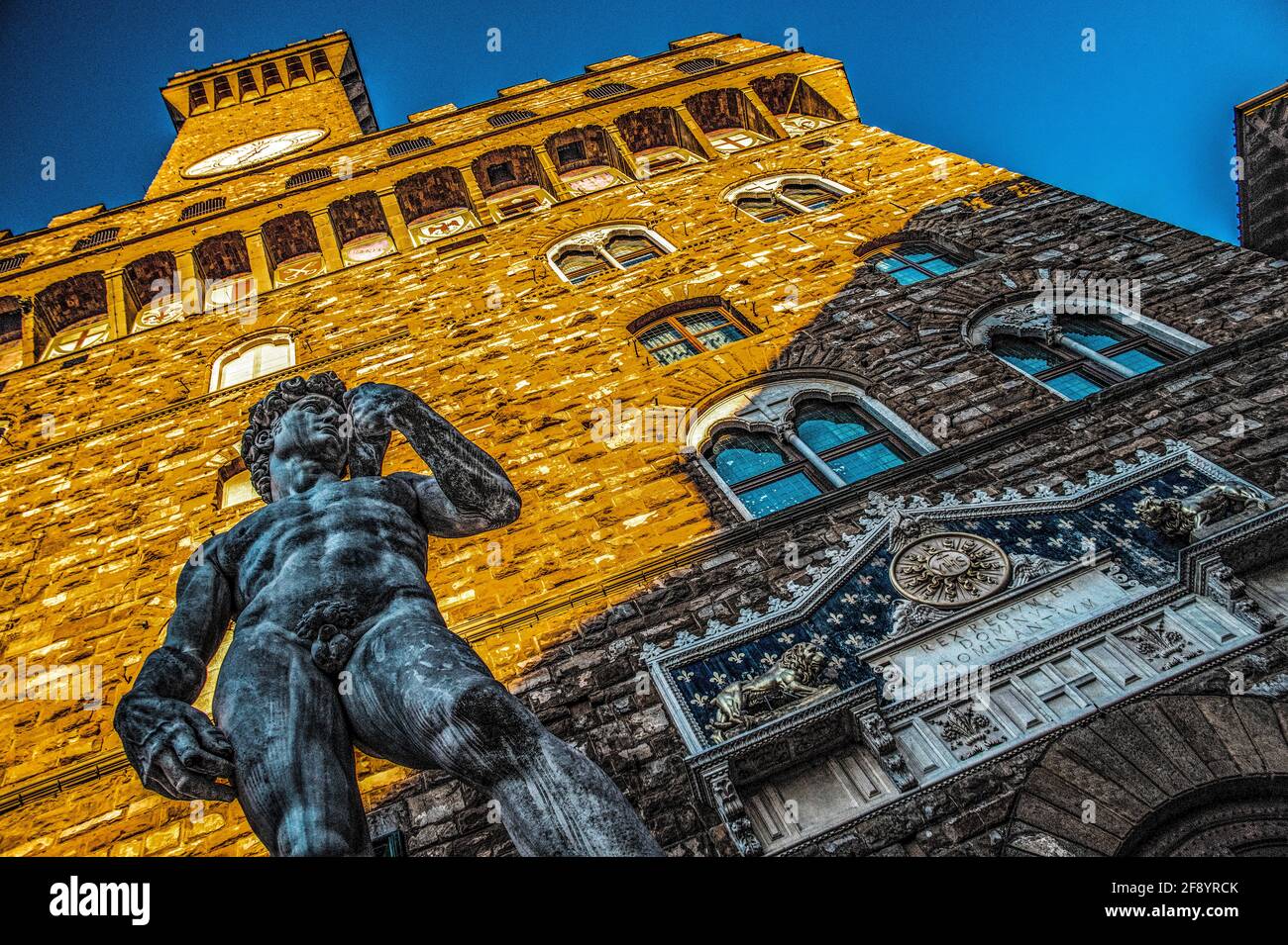 Vue à angle bas de la statue de David contre le Palazzo Vecchio, Florence, Italie Banque D'Images