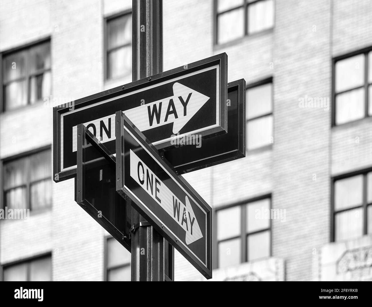 Photo en noir et blanc des panneaux de signalisation à sens unique à New York, Focus sélectif, États-Unis. Banque D'Images