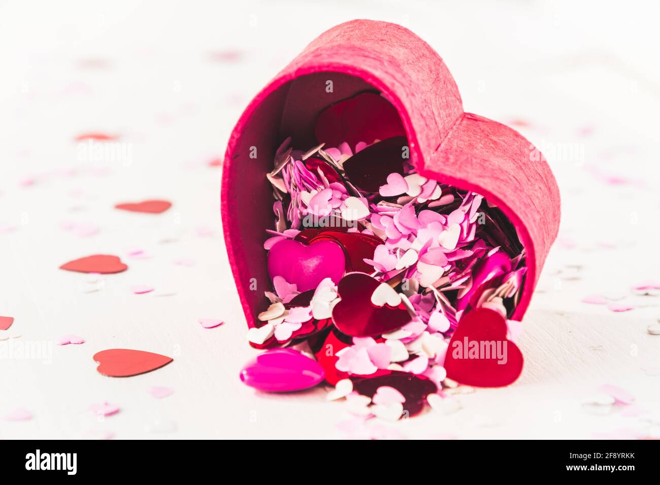 Petits coeurs rouges, roses et blancs pour la décoration verser d'une petite boîte en forme de coeur. Avec espace de copie. Banque D'Images