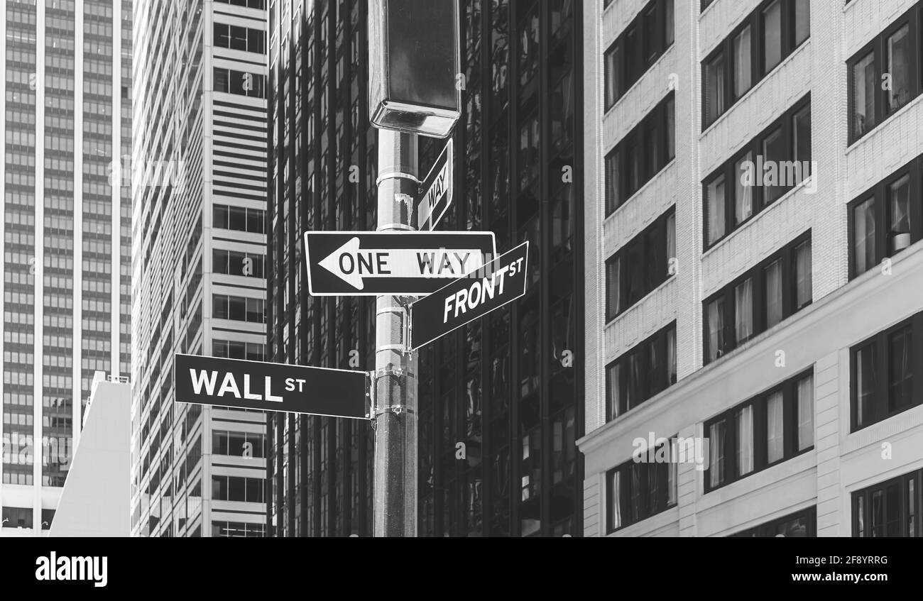 Wall Street, Front Street et One Way Signs, Selective Focus, New York City, Etats-Unis. Banque D'Images