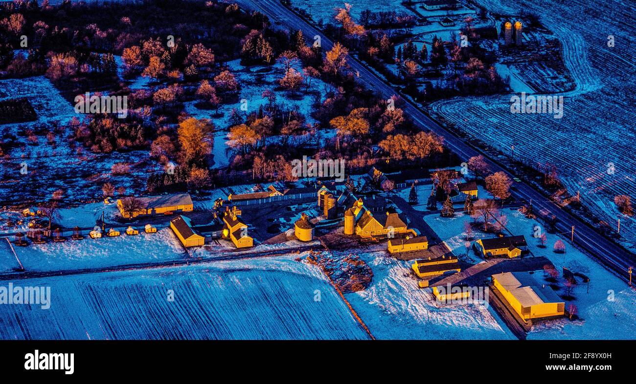 Vue aérienne de la ferme en hiver, Wisconsin, États-Unis Banque D'Images