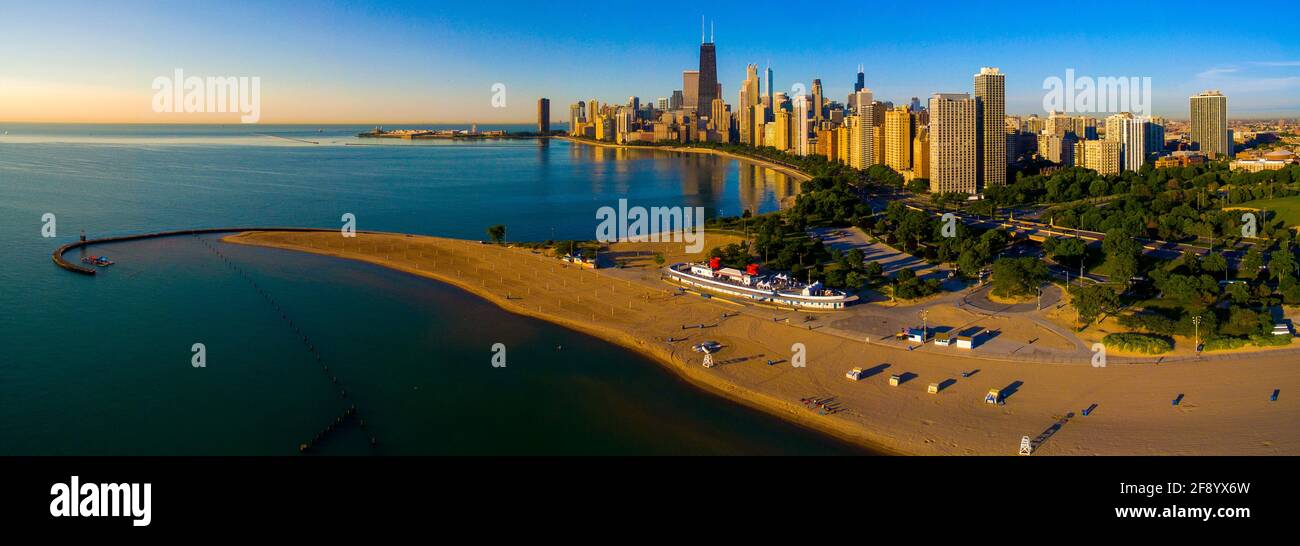 North Avenue Beach, lac Michigan et gratte-ciels en arrière-plan, Chicago, Illinois, États-Unis Banque D'Images