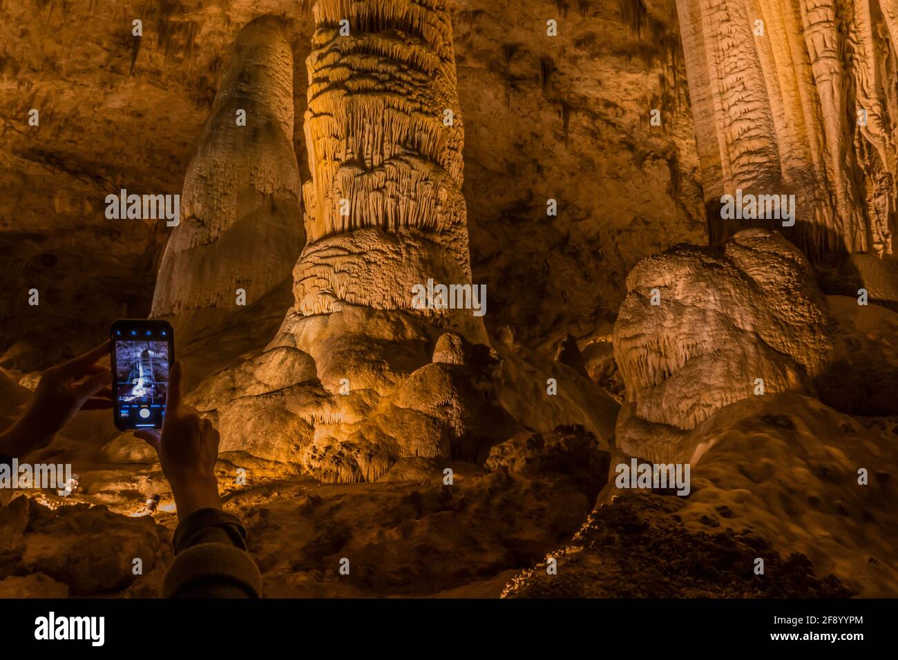 Photographier des formations de tuning dans le Hall of Giants, profondément souterrain, dans le parc national de Carlsbad Caverns, Nouveau-Mexique, États-Unis Banque D'Images