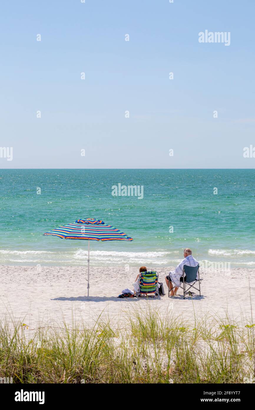 Couple de détente à la plage le long du golfe du Mexique, Naples, Floride, États-Unis Banque D'Images