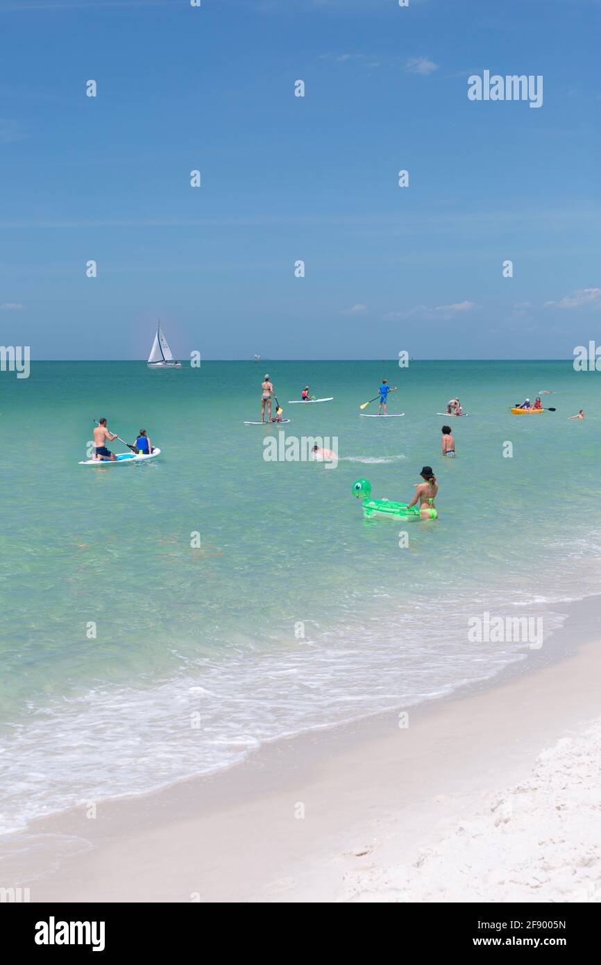 Les amoureux de la plage jouent dans l'eau lors d'une chaude journée de printemps à Naples, Floride, États-Unis Banque D'Images