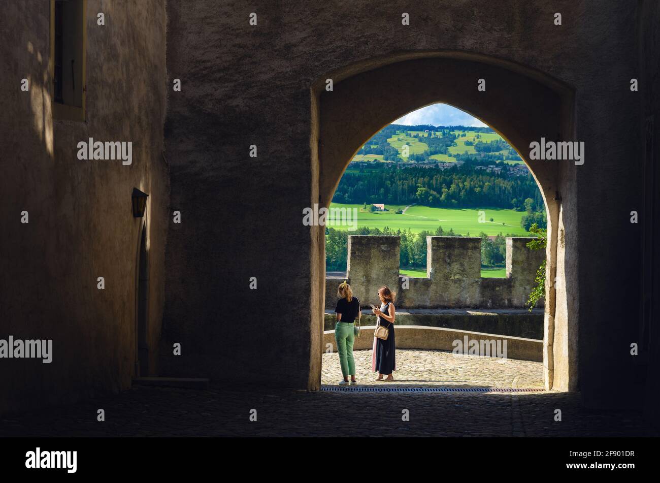 Gruyères, Suisse - 11 juillet 2020 : vue d'été du village suisse de Gruyères, le 11 juillet 2020, avec l'un des murs médiévaux ouverts sur le moun Banque D'Images