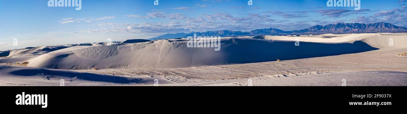 Dunes de sable dans le désert, parc national de White Sands, Nouveau-Mexique, États-Unis Banque D'Images
