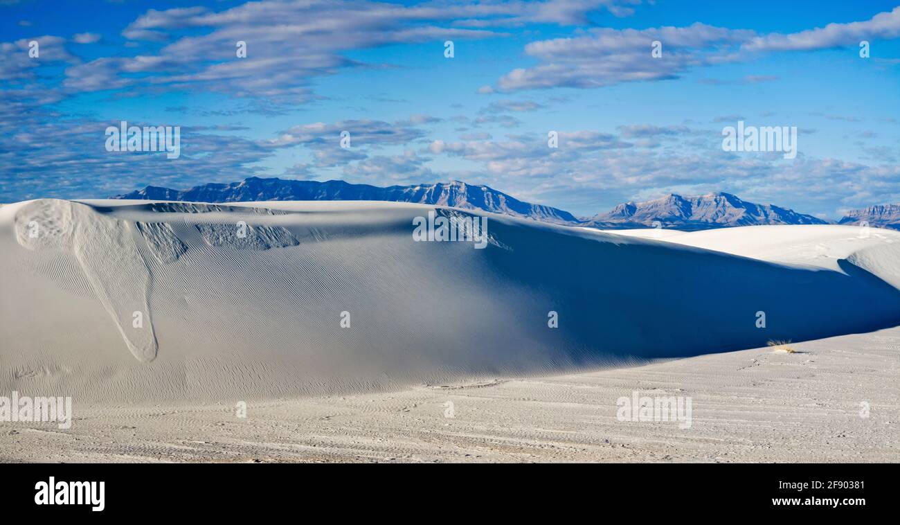 Dunes de sable dans le désert, parc national de White Sands, Nouveau-Mexique, États-Unis Banque D'Images