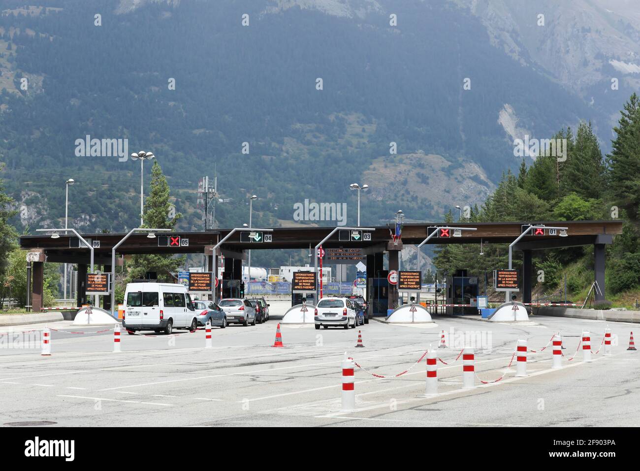 Mosanne, France - 19 juillet 2015 : péage autoroutier au tunnel de fréjus en France. Le tunnel routier de Fréjus est un tunnel qui relie la France et l'Italie Banque D'Images
