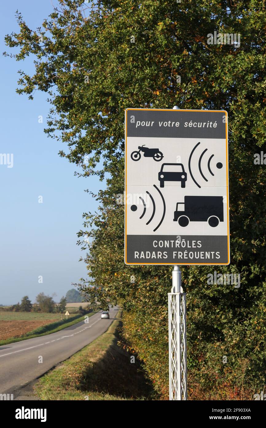 Signal radar et commande sur route en France Banque D'Images