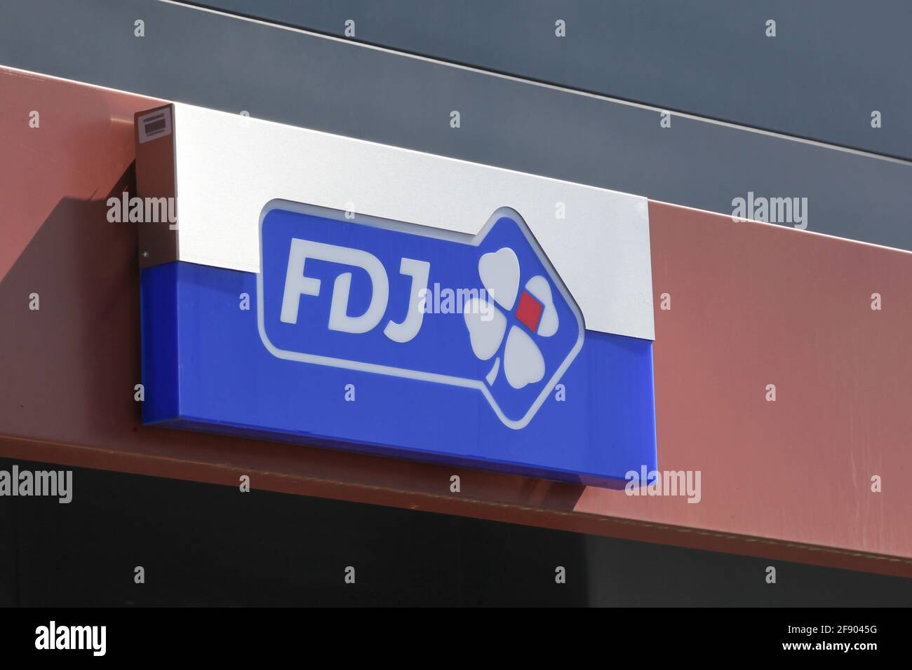 Saint-Priest, France - 8 septembre 2018 : logo FDJ sur un mur. Française des Jeux, également appelée FDJ, est l'opérateur des jeux de loterie nationaux en France Banque D'Images