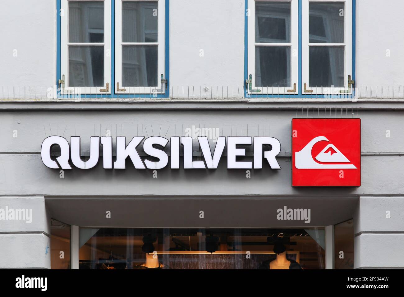 Flensburg, Allemagne - 14 décembre 2017 : panneau Quiksilver sur un mur. Quiksilver est une marque de vêtements et d'accessoires inspirés du surf Banque D'Images