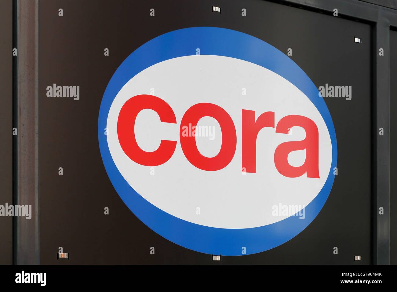 Voiron, France - 22 octobre 2018 : panneau Cora sur une façade. Cora est un groupe de détail d'hypermarchés situés en France et en Europe Banque D'Images