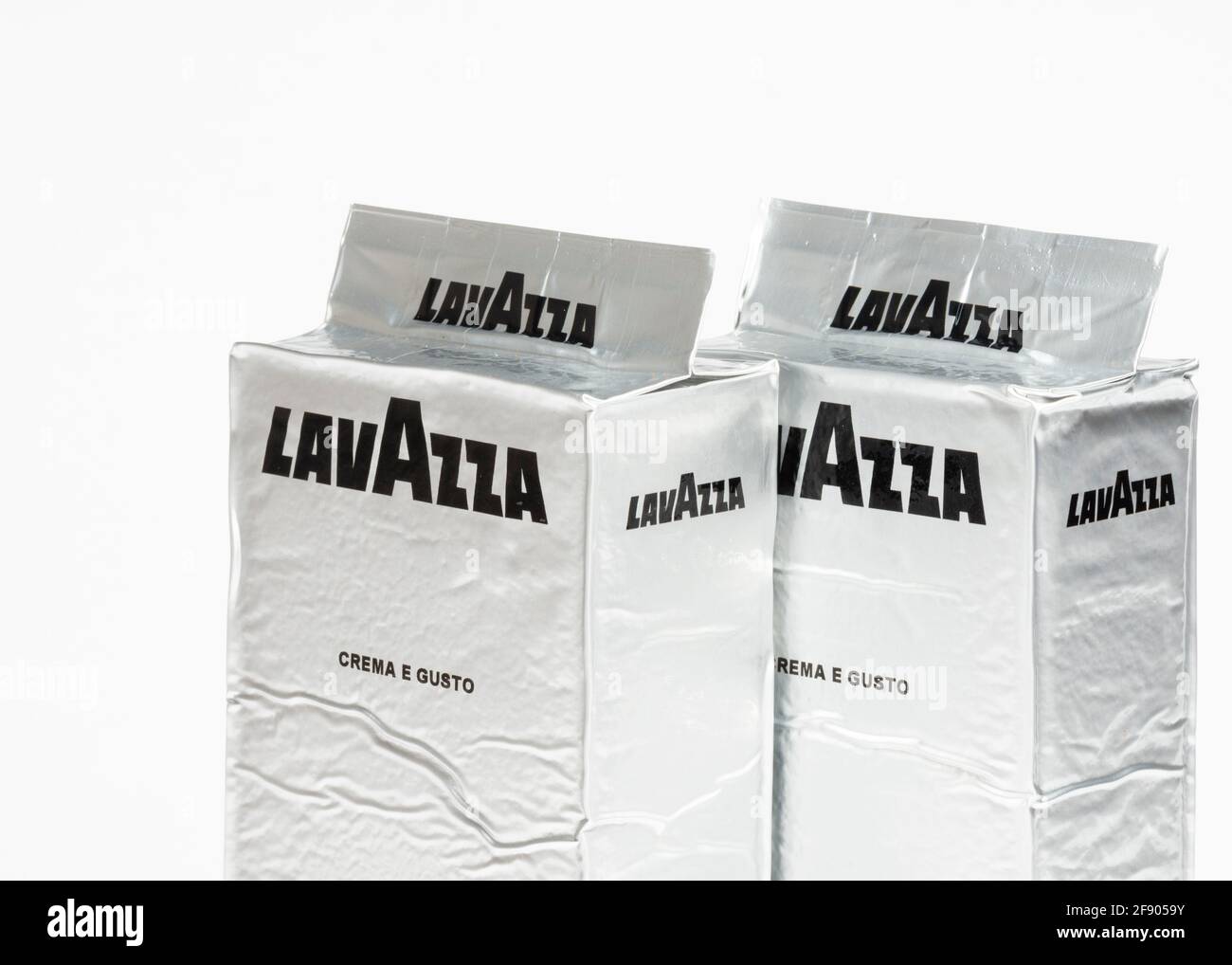 Lavazza Italian Coffee Crema e Gusto classico deux paquets d'argent sur blanc. Conditionnement circulaire économique. Banque D'Images