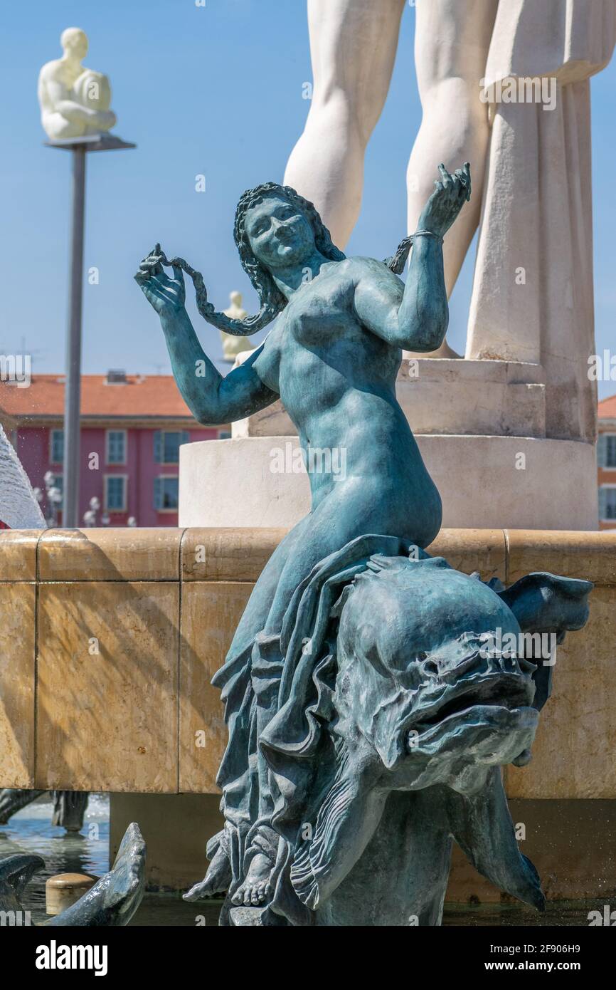 Statue de fille assise sur un monstre marin à Nice Banque D'Images